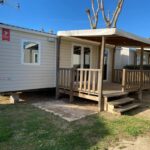 Terrasse couverte et façade du mobil home dans le camping Mobil home Le petit Paradis 4-6 places camping les sables