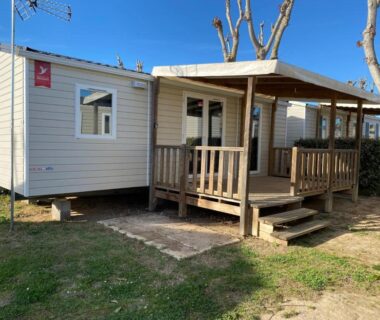 Terrasse couverte et façade du mobil home dans le camping Mobil home Le petit Paradis 4-6 places camping les sables