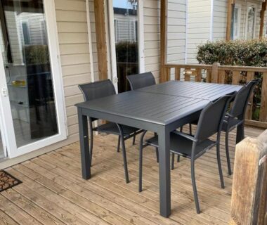 Véranda en bois avec table et chaises du Mobil home Le petit Paradis 4-6 places