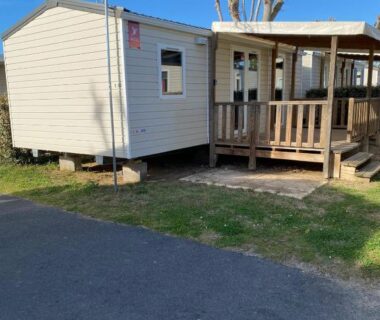 Devant le mobil home avec terrasse au Mobil home Le petit Paradis 4-6 places camping les sables du midi