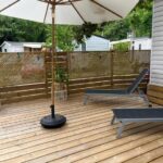 Terrasse en bois avec parasol et transats du Mobil-home Lège-Cap-Ferret