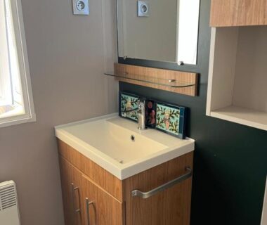 Salle de bains avec lavabo miroir et rangements dans le Mobil-home Lège-Cap-Ferret