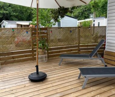 Terrasse en bois avec parasol et transats du Mobil-home Lège-Cap-Ferret