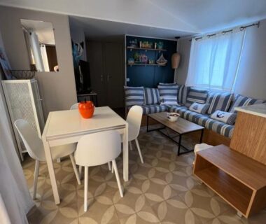 Salon avec table à manger et canapé dans le Mobil-home Lège-Cap-Ferret