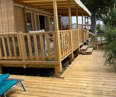 Terrasse en bois avec chaises longues et véranda couverte du Mobil-home Lège-Cap-Ferret