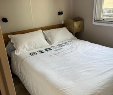 Chambre avec lit double et rangements dans le mobil-home Lège-Cap-Ferret