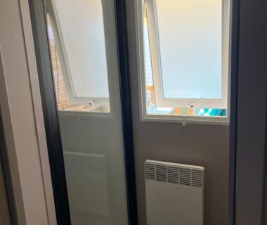 Couloir avec miroir fenêtre et radiateur dans le Mobil-home Lège-Cap-Ferret