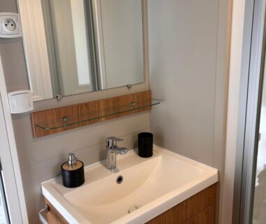 Salle de bain avec lavabo et miroir dans le mobil home Lège-Cap-Ferret du Camping Les Viviers