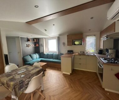 Intérieur avec coin salon et cuisine du Mobil home Lège-Cap-Ferret Camping 4 étoiles Les Viviers