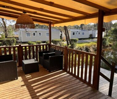 Terrasse en bois avec salon extérieur du Mobil home Lège-Cap-Ferret Camping 4 étoiles Les Viviers