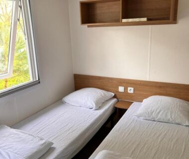 Chambre avec deux lits simples dans le mobil home Lège-Cap-Ferret Camping 4 étoiles Les Viviers