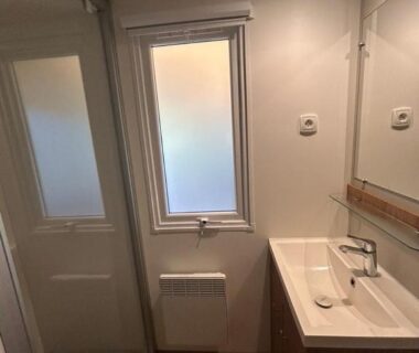 Salle de bain avec douche et lavabo dans le Mobil home Lège-Cap-Ferret du Camping Les Viviers