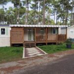 Terrasse en bois devant mobil-home au cœur de la pinède du Mobil-home Mick et Stefie