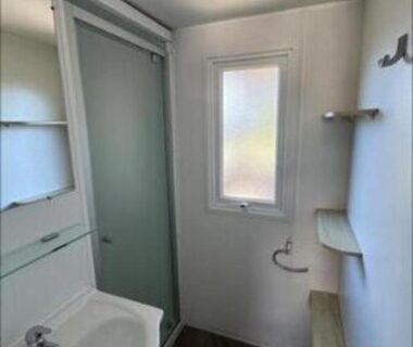 Salle de bain avec cabine de douche et lavabo dans le Mobil home Mon Oasis de rêves Les Palmiers