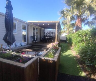 Terrasse en bois avec salon extérieur dans le Mobil home Mon Oasis de rêves Les Palmiers