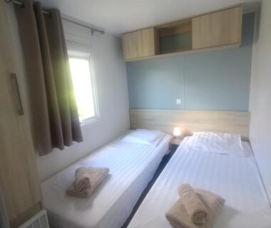 Chambre avec deux lits simples dans le mobil home Mon Oasis de rêves Les Palmiers