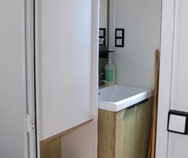 Salle de bain avec lavabo et meuble dans le mobil-home Narbonne-Plage