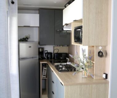 Cuisine équipée avec réfrigérateur et plaques gaz dans le mobil-home Narbonne-Plage
