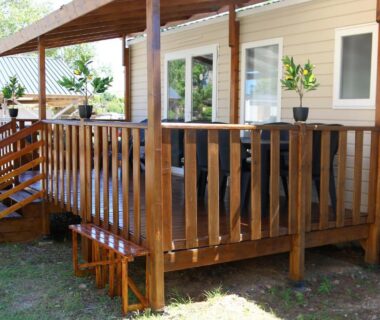 Terrasse en bois avec plantes devant le Mobil-home Narbonne-Plage