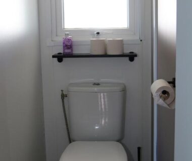 Toilettes avec WC et fenêtre du mobil-home Narbonne-Plage