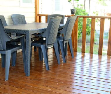 Terrasse en bois avec table et chaises du Mobil-home Narbonne-Plage
