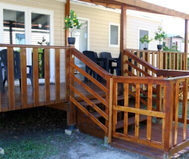 Terrasse en bois avec escalier du Mobil-home Narbonne-Plage