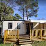 Terrasse en bois devant mobil-home dans le camping du Mobil home Neuf 6 places Climatisé
