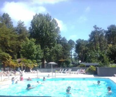 Piscine extérieure et transats au Mobil home Neuf 6 places Climatisé