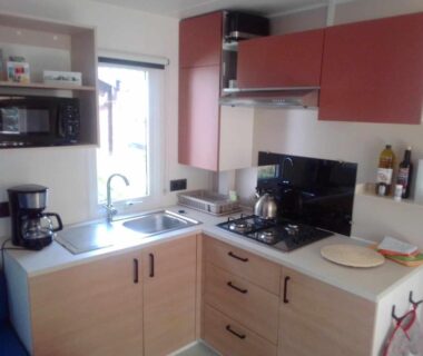 Cuisine équipée dans le Mobil home Neuf 6 places Climatisé