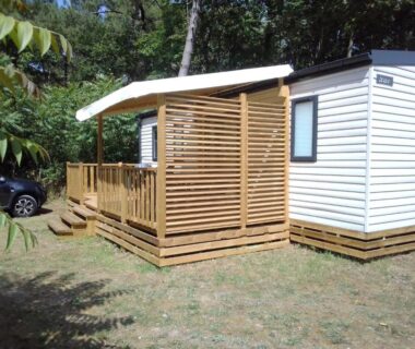 Terrasse en bois et mobil home en lisière de forêt du Mobil home Neuf 6 places Climatisé