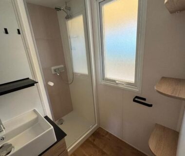 Salle de bain avec douche cabine et lavabo dans le Mobil home Ohana Mar Estang