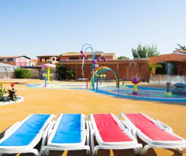 Aire de jeux aquatique et transats au Mobil- home Ohana Mar Estang