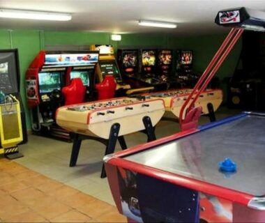 Salle de jeux intérieure avec bornes d'arcade baby-foot et air hockey au Mobil- home Ohana Mar Estang