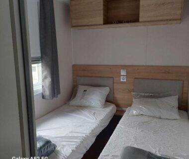 Chambre avec deux lits simples dans le mobil-home Ohana Mar Estang