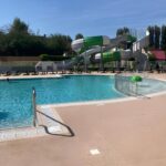Piscine extérieure avec toboggans et transats au Mobil-home Ouistreham