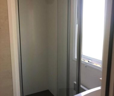Salle de douche avec cabine vitrée et lavabo du Mobil-home Ouistreham