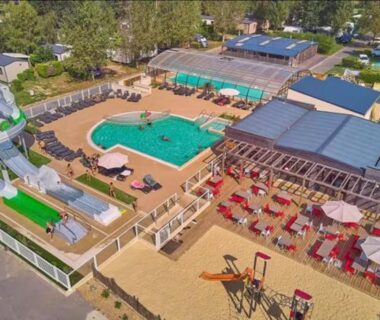 Espace aquatique avec toboggans et terrasse du Mobil home Ouistreham