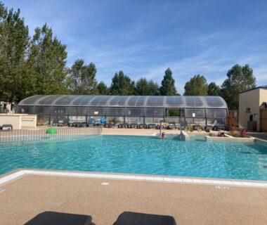 Piscine extérieure avec abri et transats au Mobil-home Ouistreham
