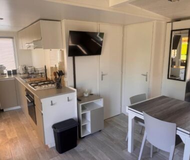 Intérieur avec kitchenette et coin repas du Mobil home Ouistreham