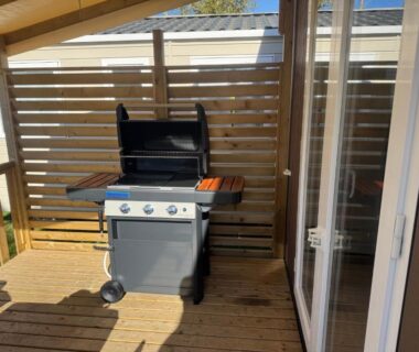 Terrasse en bois avec barbecue à gaz du Mobil home Ouistreham