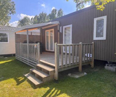 Terrasse en bois et pelouse du Mobil home Ouistreham