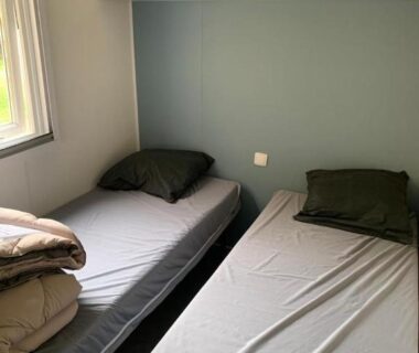Chambre avec deux lits simples dans le mobil-home Ouistreham