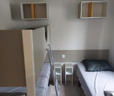 Intérieur avec deux lits simples et rangements dans le Mobil home Ouistreham