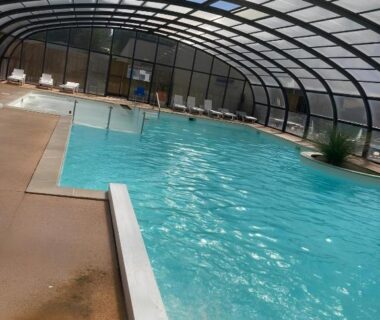 Piscine couverte sous dôme avec transats du Mobil-home Ouistreham