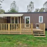 Terrasse en bois sur la pelouse devant le Mobil home Ouistreham