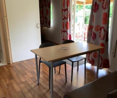 Intérieur avec table et chaises dans le mobil-home PMR