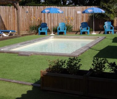 Bord de piscine avec parasols et chaises longues au Mobil-home PMR