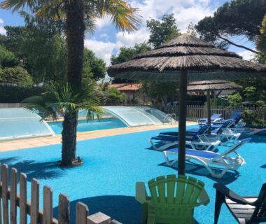 Piscine couverte avec transats et parasol au Mobil home PREMIUM 35m2 3 chambres 6 personnes