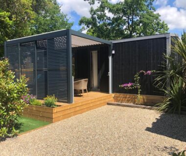Terrasse en bois avec coin repas extérieur du Mobil home PREMIUM 35m2 3 chambres 6 personnes