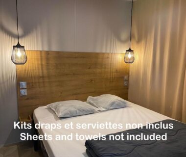 Chambre avec lit double et suspensions dans le Mobil home PREMIUM 35m2 3 chambres 6 personnes